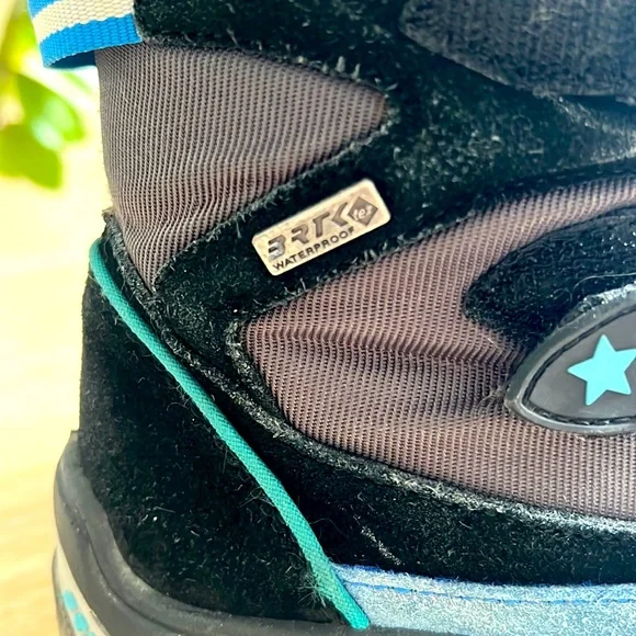 Waterproof winter boots kids size 11, very warm, great condition - Picture 2 of 4